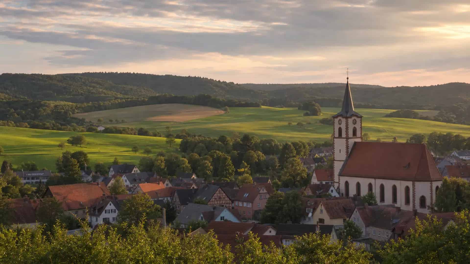 Burgthann fränkische Landschaft mit Kirche und roten Dächern