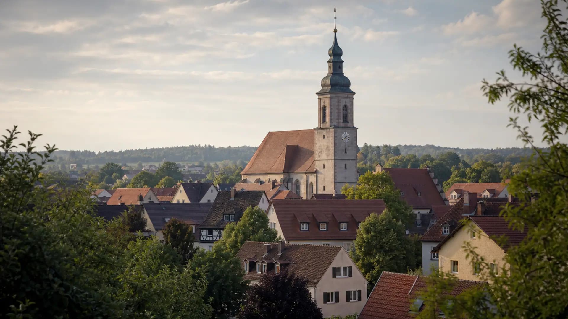 Neuendettelsau mit Kirchturm und fränkischen Dächern im Nachmittagslicht