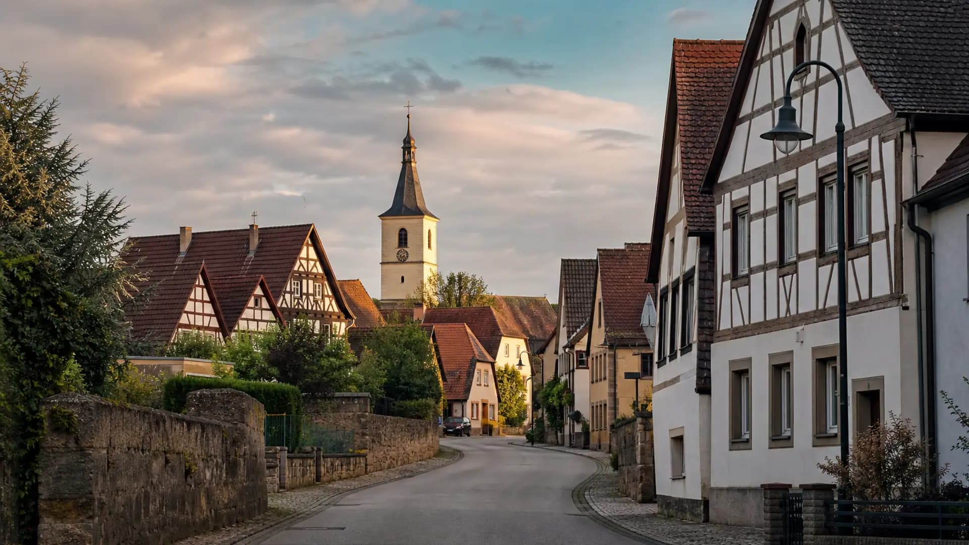 Petersaurach Ortsstraße mit traditionellen Häusern bei Tageslicht