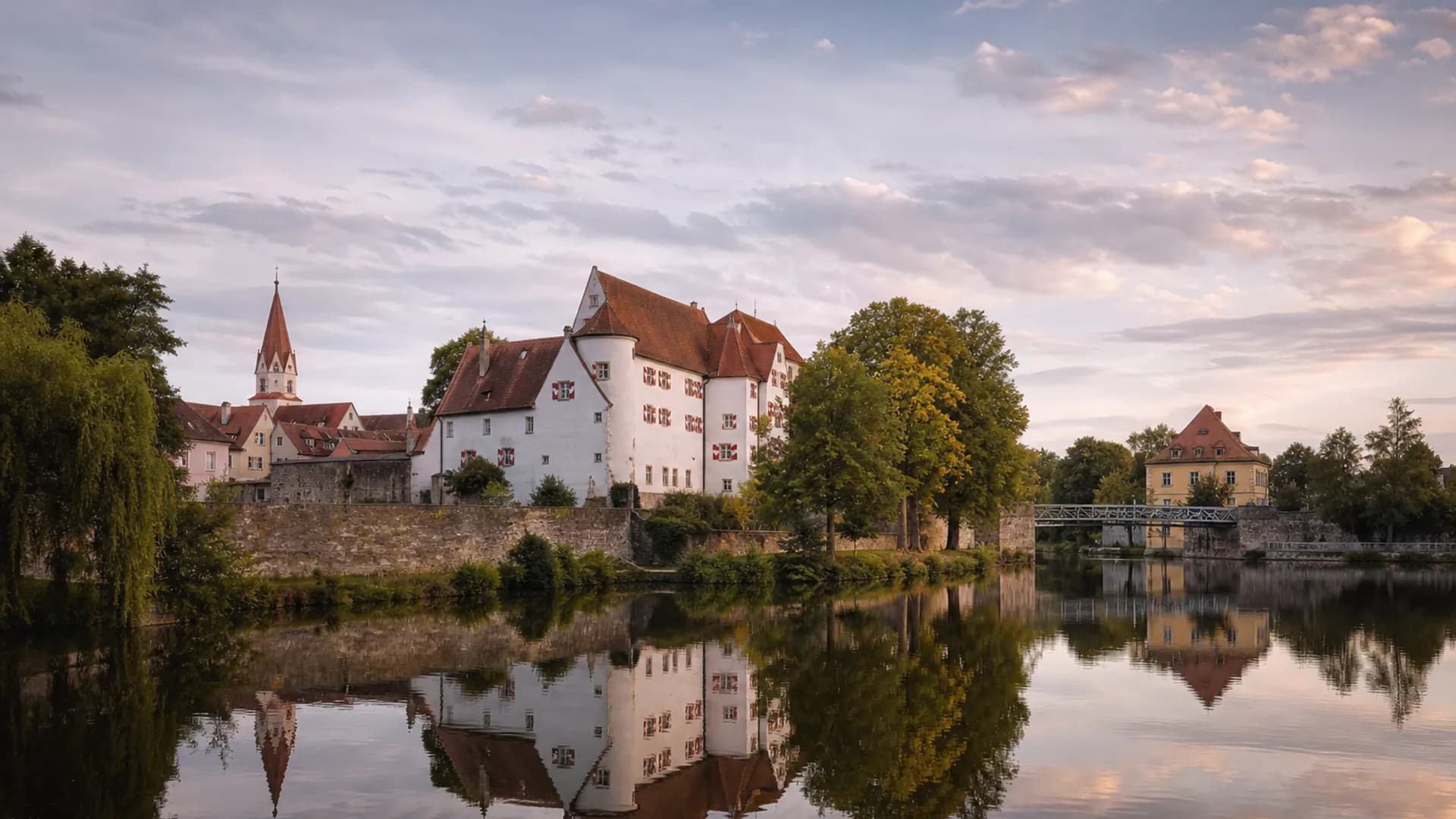 Roth Schloss Ratibor und Flusslandschaft im Abendlicht