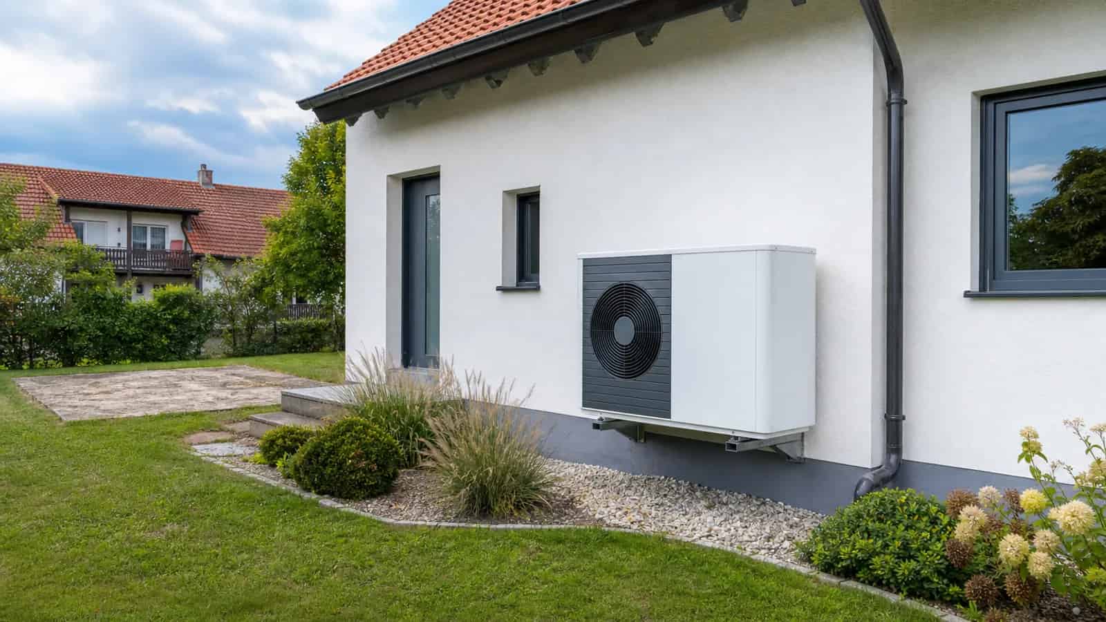 Einfamilienhaus mit neuer Luft-Wasser-Wärmepumpe nach dem Austausch der Ölheizung
