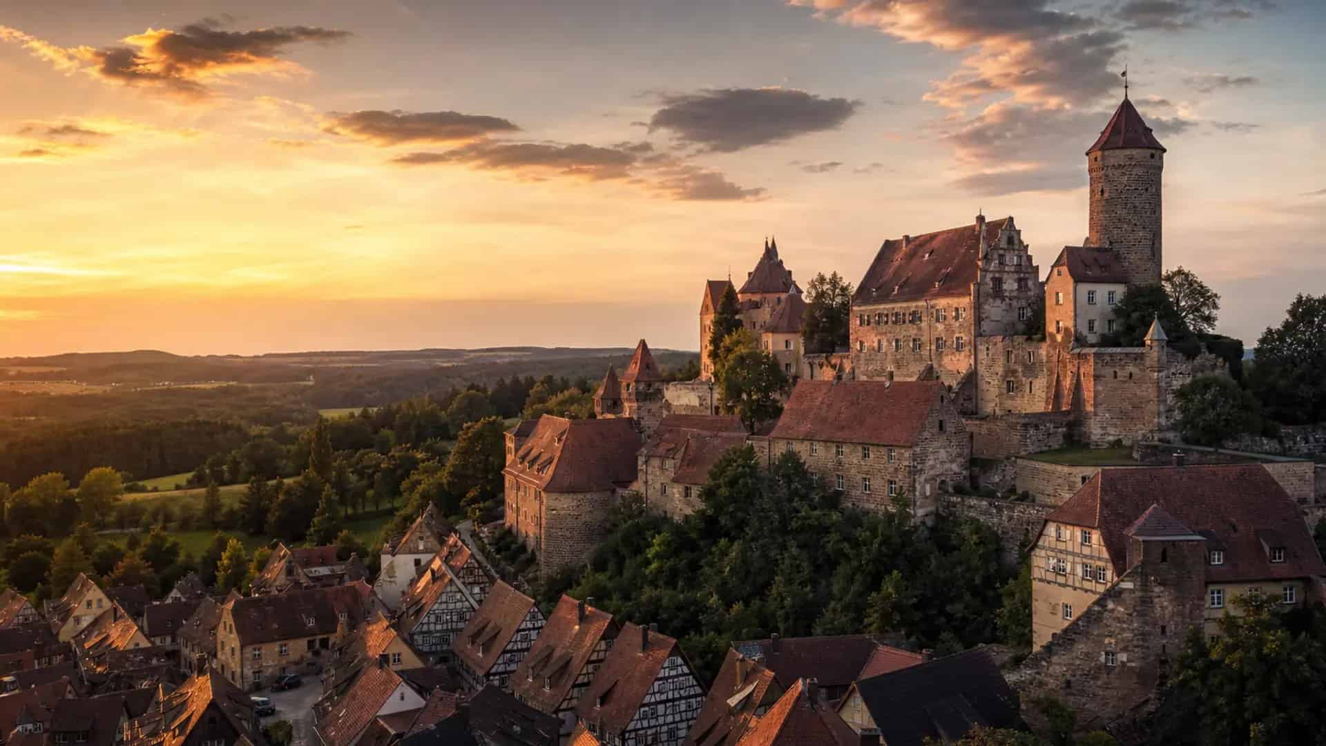 Abenberg Burg und Altstadt auf dem Hügel im Abendlicht