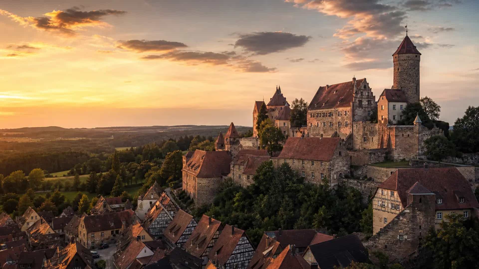 Abenberg Burg und Altstadt auf dem Hügel im Abendlicht