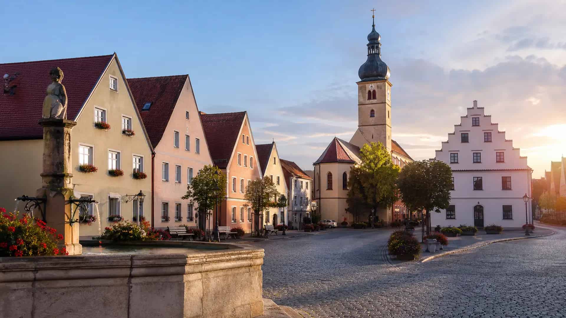 Allersberg Marktplatz und historische Fassaden bei Tageslicht