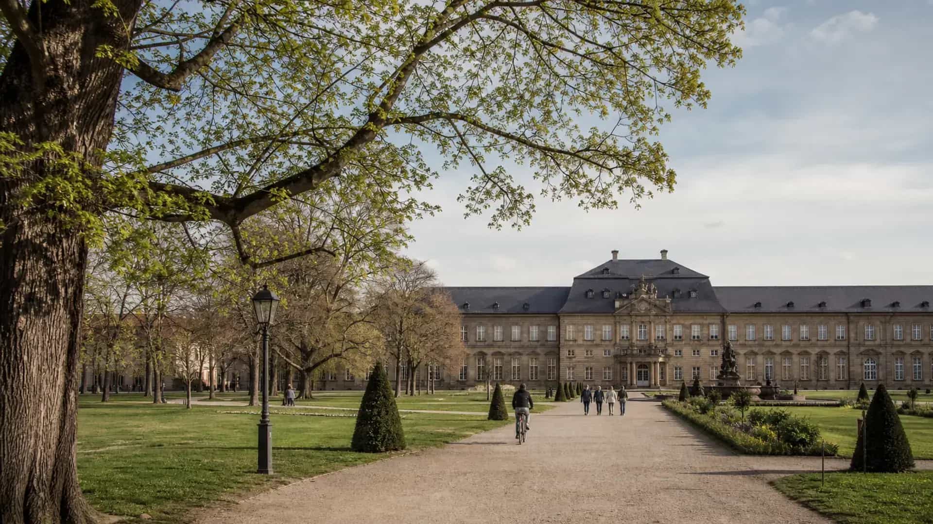 Erlangen Schlossgarten und klassische Architektur bei Tageslicht