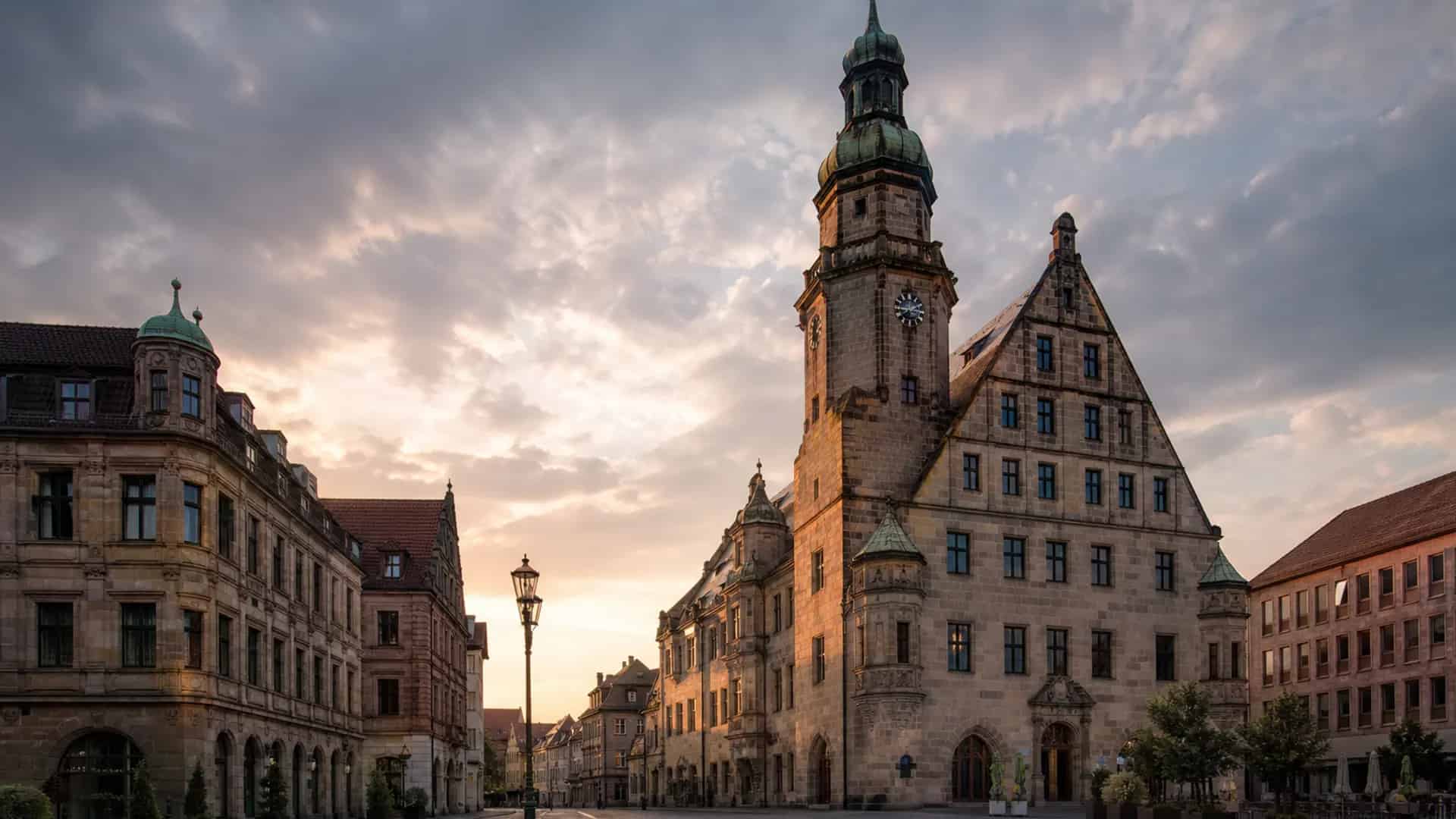 Fürth Rathaus und Stadtplatz im goldenen Abendlicht