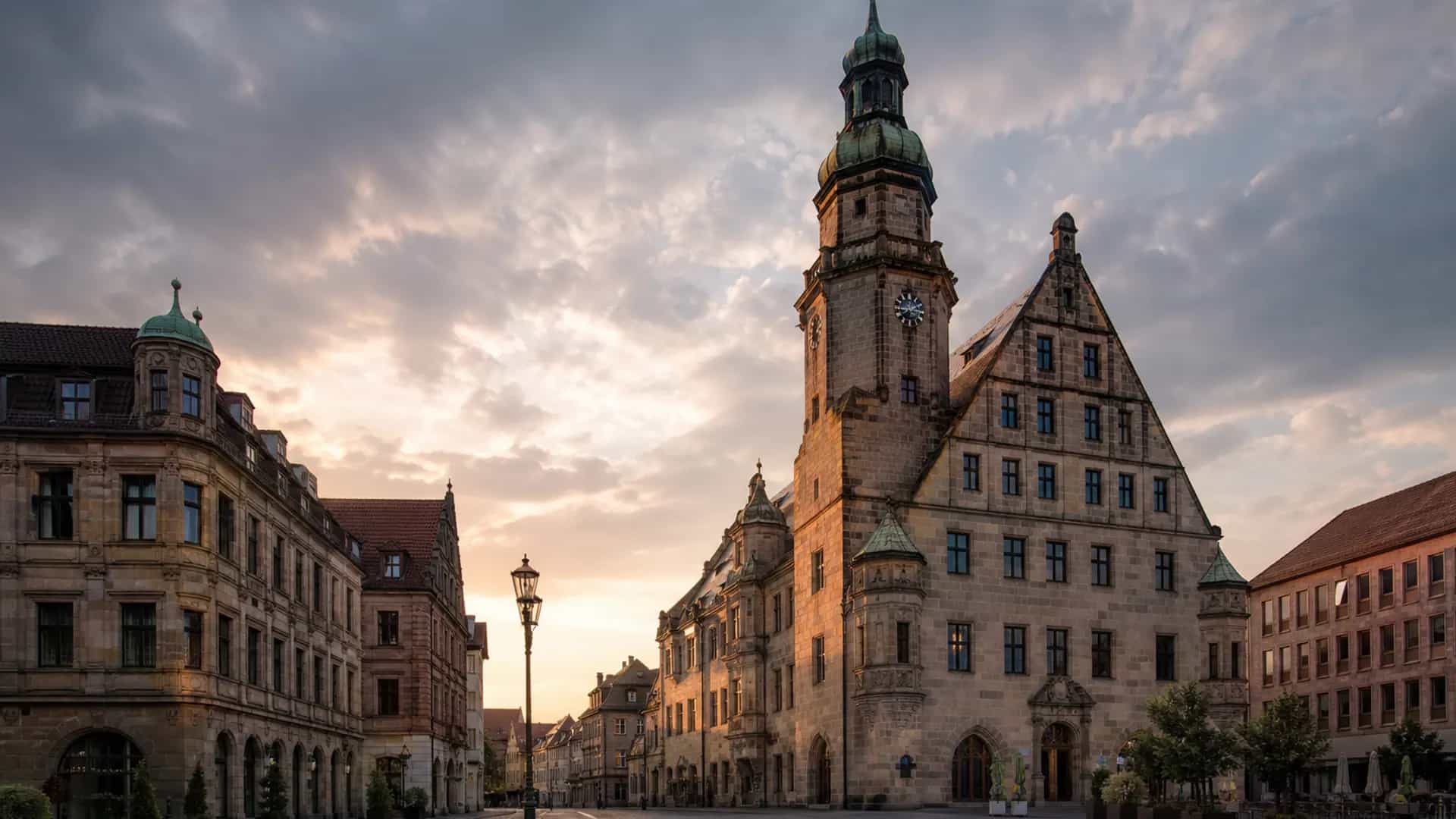 Fürth Rathaus und Stadtplatz im goldenen Abendlicht