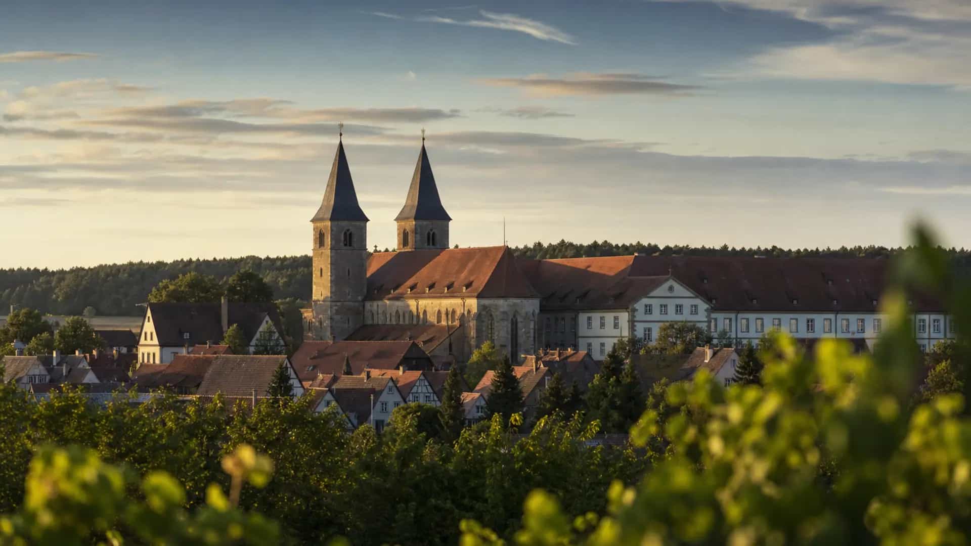 Heilsbronn mit Kloster und fränkischer Altstadt im warmen Licht