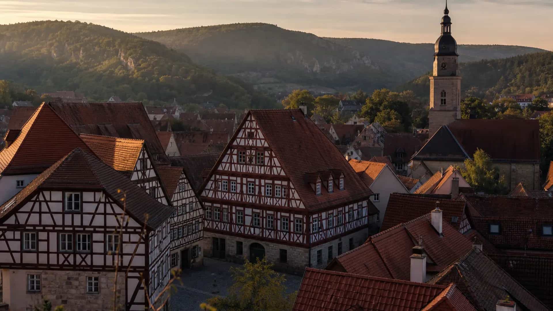 Hersbruck Altstadt mit Fachwerk und Hügeln der Hersbrucker Schweiz