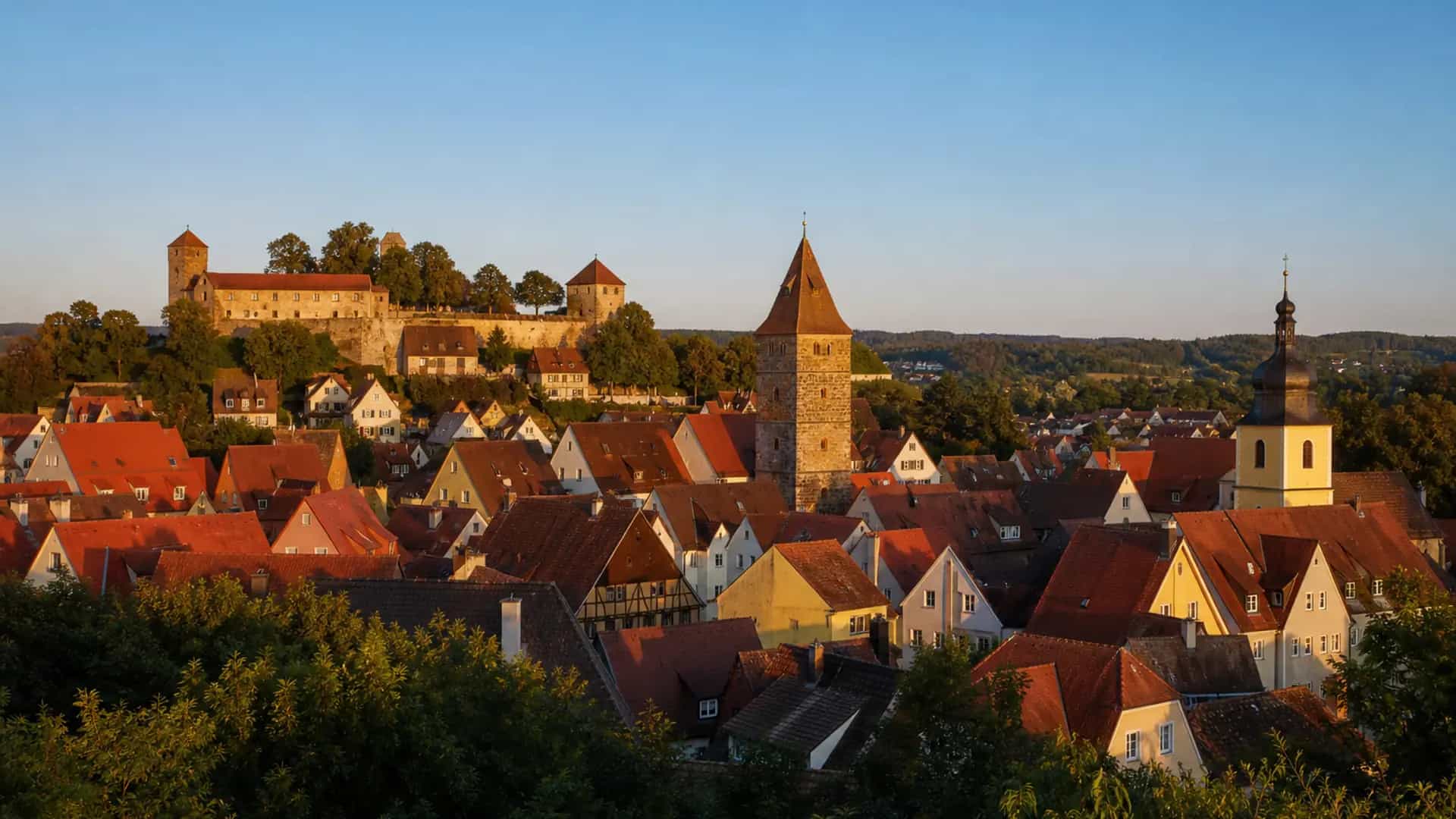 Hilpoltstein Altstadt mit Burghügel und roten Dächern am Abend