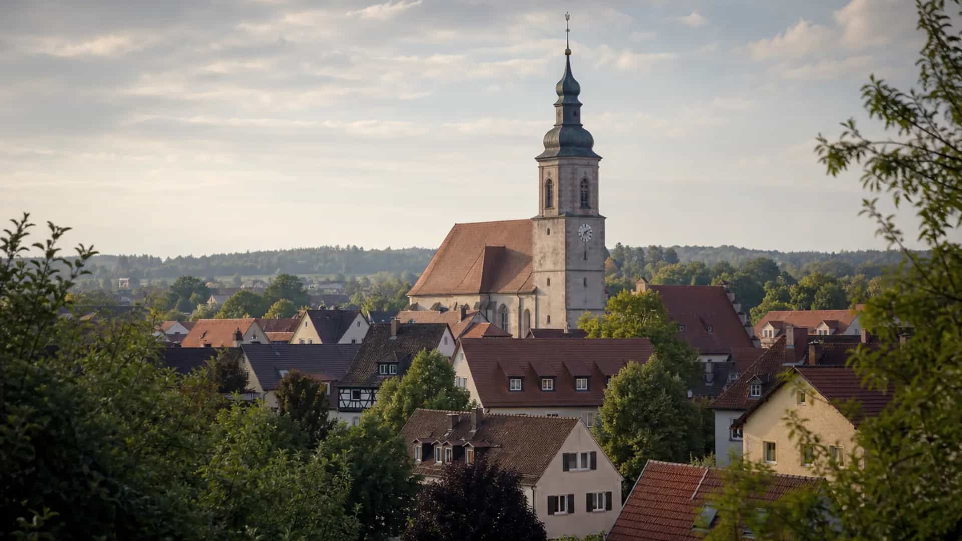 Neuendettelsau mit Kirchturm und fränkischen Dächern im Nachmittagslicht