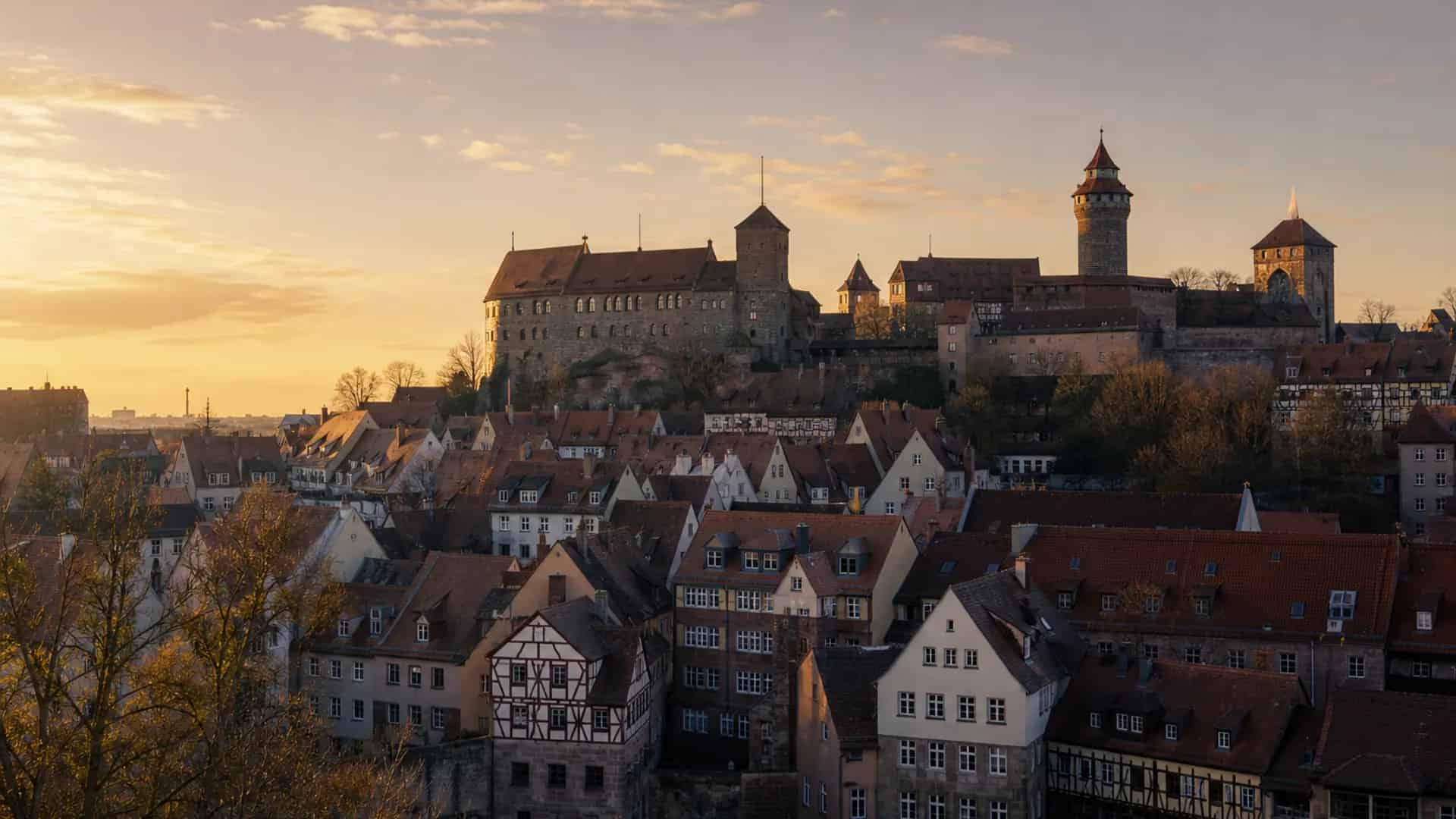 Nürnberg Altstadt mit Kaiserburg bei warmem Abendlicht