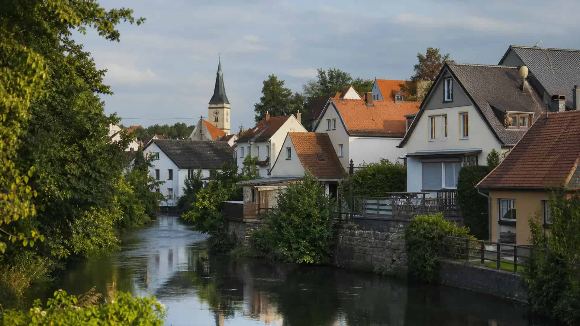Rednitzhembach Ortsansicht mit Fluss und fränkischen Dächern
