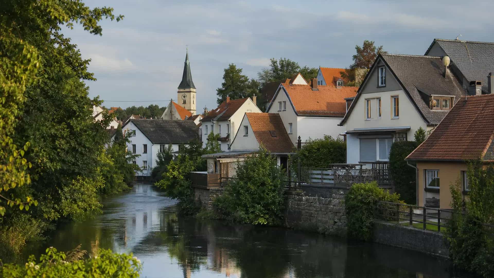 Rednitzhembach Ortsansicht mit Fluss und fränkischen Dächern